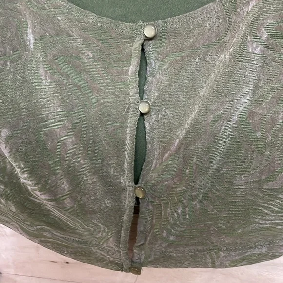 Motel size XS Olive Green Long Sleeve Cropped Cutout Button Down Velvet Blouse - Picture 3 of 8